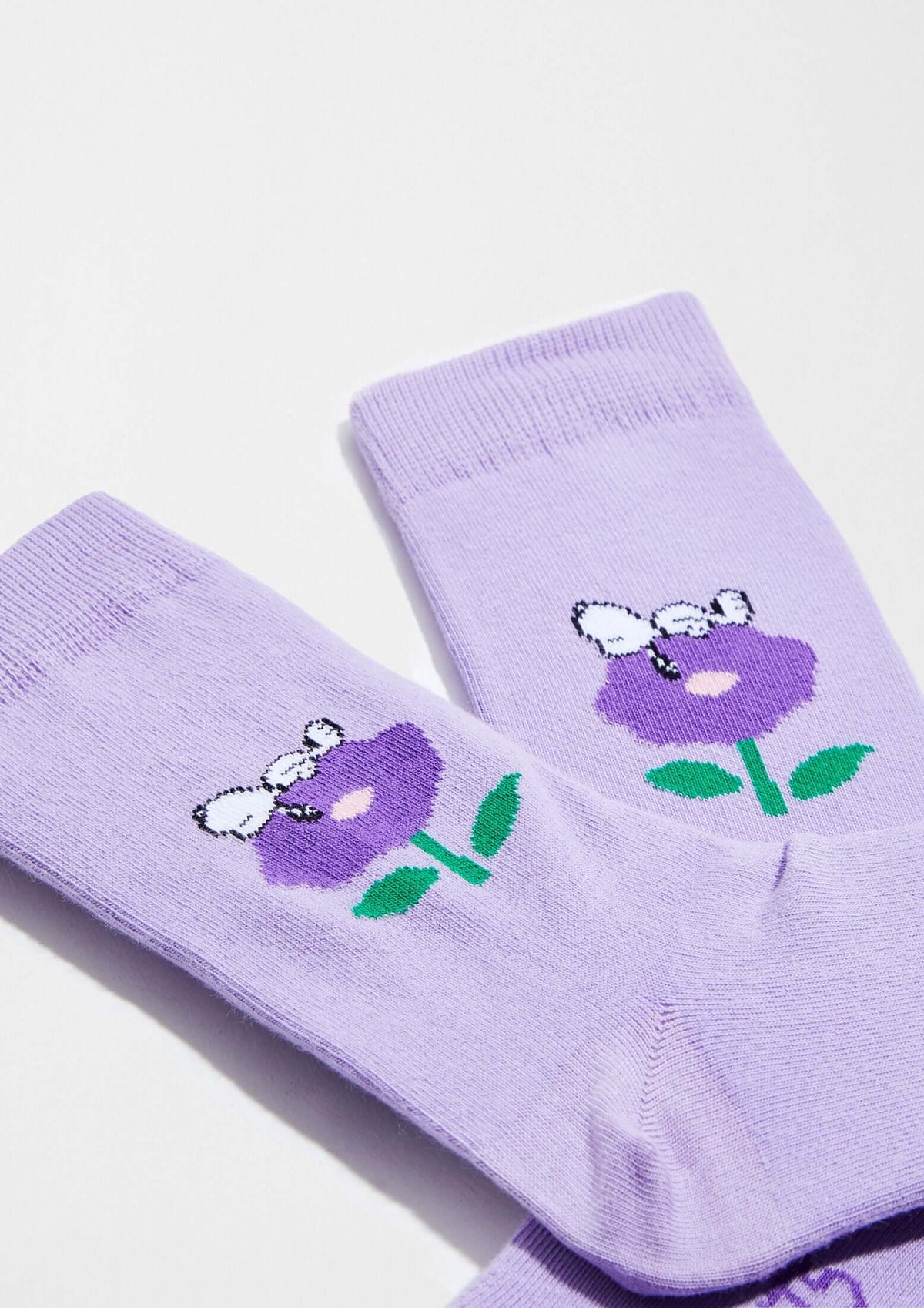 Calcetines BeSnoopy Flower en lila con dibujo de Snoopy sobre flor morada, diseño tobilleros.