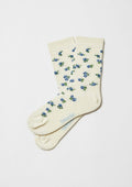 Calcetines BeLiberty Beige en color crudo con flores azules y verdes, diseño tobilleros con estampado.