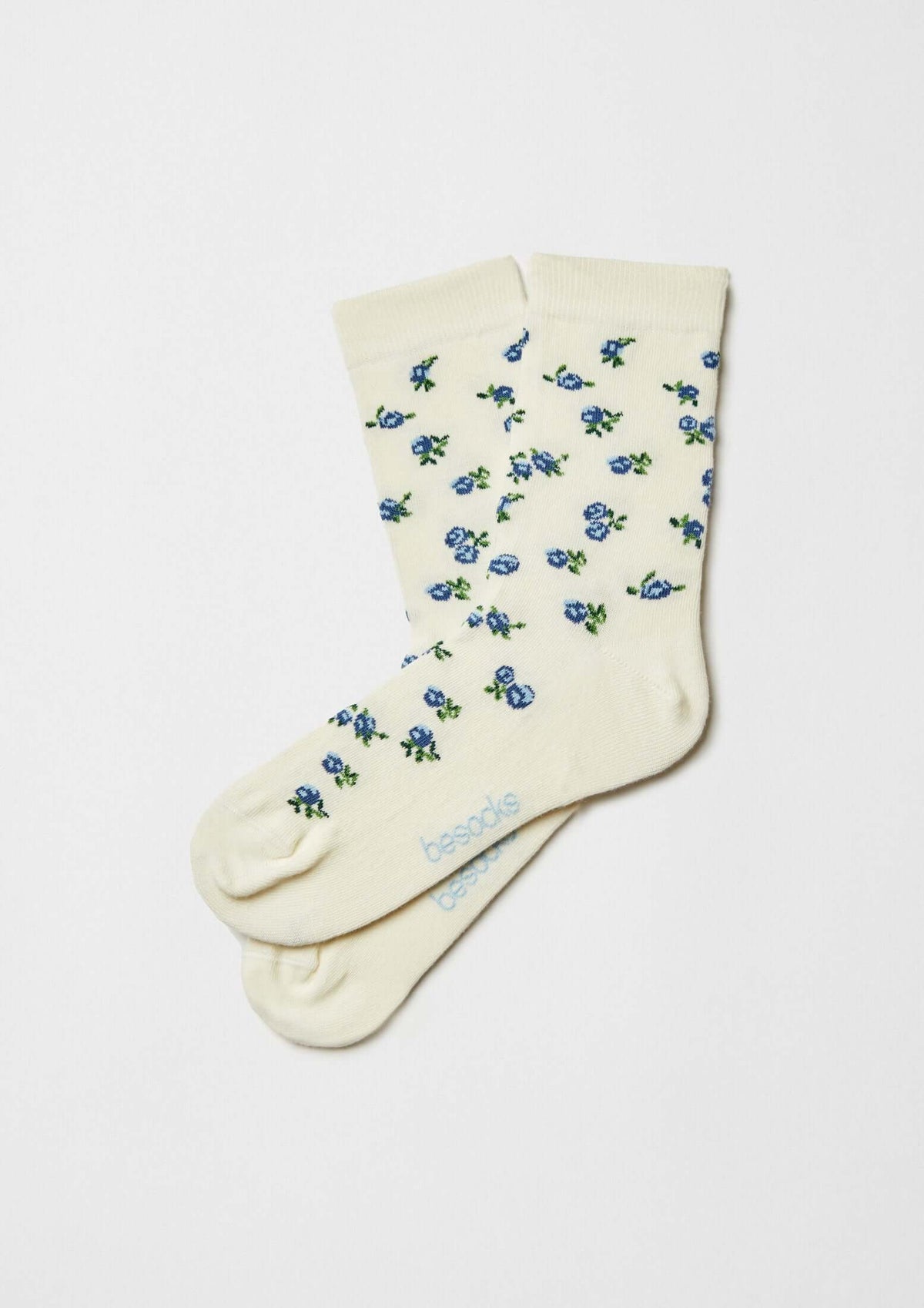 Calcetines BeLiberty Beige en color crudo con flores azules y verdes, diseño tobilleros con estampado.