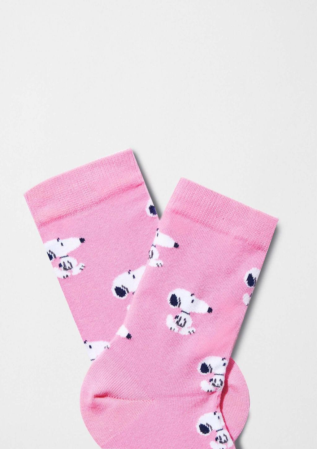 Calcetines tobilleros BeSnoopy Pink en rosa con estampado de Snoopy en diferentes posiciones.