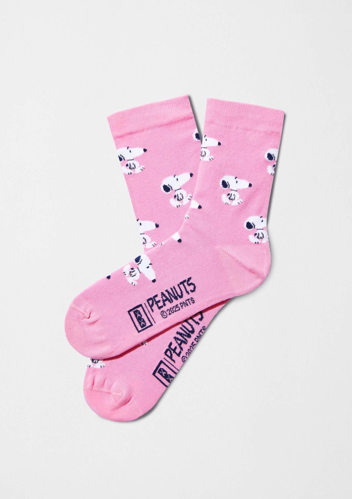 Calcetines BeSnoopy Pink de caña baja en rosa con estampado de Snoopy en varias posiciones.