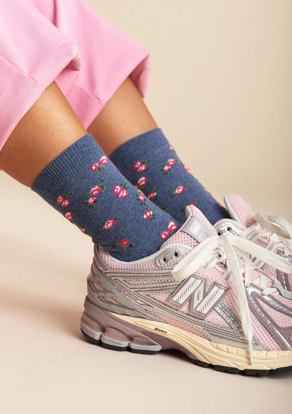 Calcetines BeLiberty Blue de caña baja en azul con pequeños motivos de flores rojas sobre fondo jaspeado.