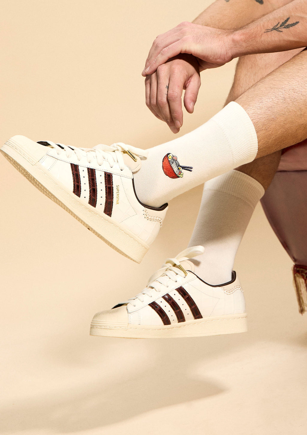 BeRamen Embroidered en calcetín blanco con bordado de ramen, combinado con zapatillas deportivas. BESOCKS.