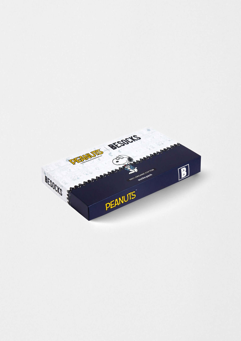 Pack Peanuts, caja con diseños de calcetines inspirados en Snoopy y viñetas originales de la tira cómica.
