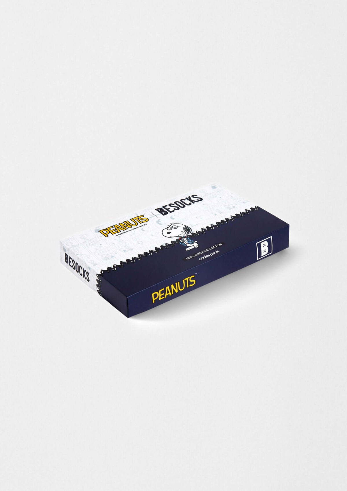Pack Peanuts, caja con diseños de calcetines inspirados en Snoopy y viñetas originales de la tira cómica.