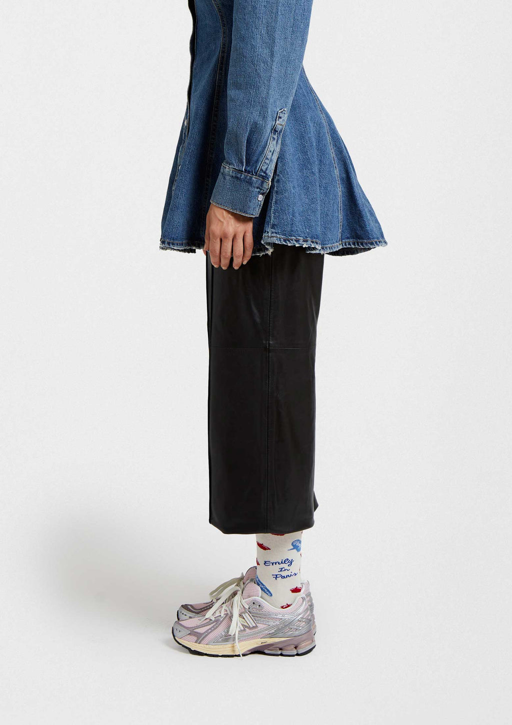 Mujer luciendo calcetines BeEmilyinParis Bonjour con diseño de labios rojos y burbujas, combinados con atuendo casual.