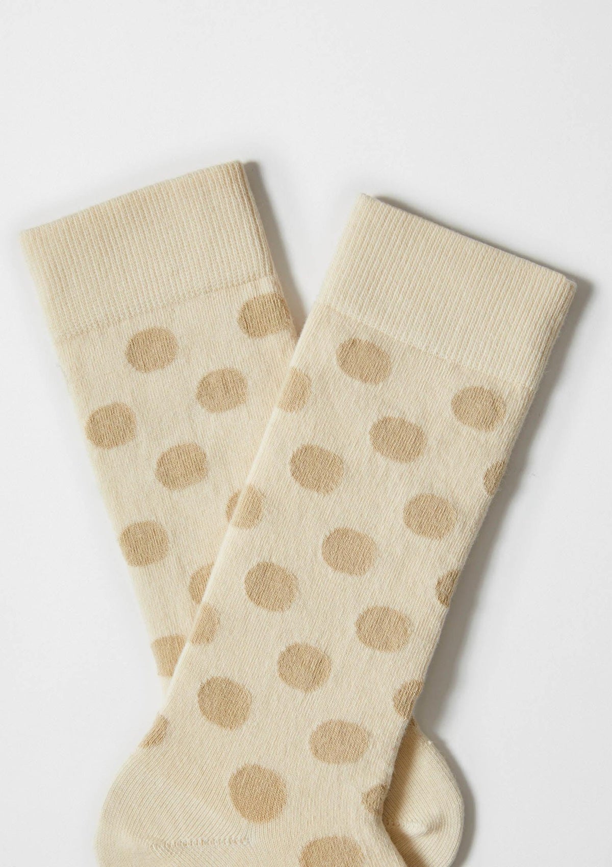 Calcetines BePolkadots Beige con dibujo de puntos marrones sobre fondo beige, altura media caña.