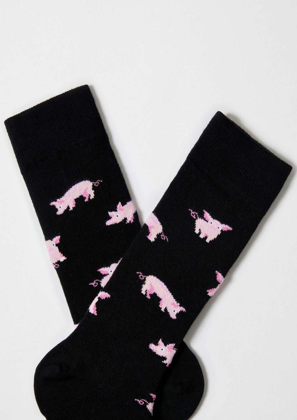 Calcetines BePig en negro con dibujos de cerdos rosas en diferentes posturas, altura media caña.