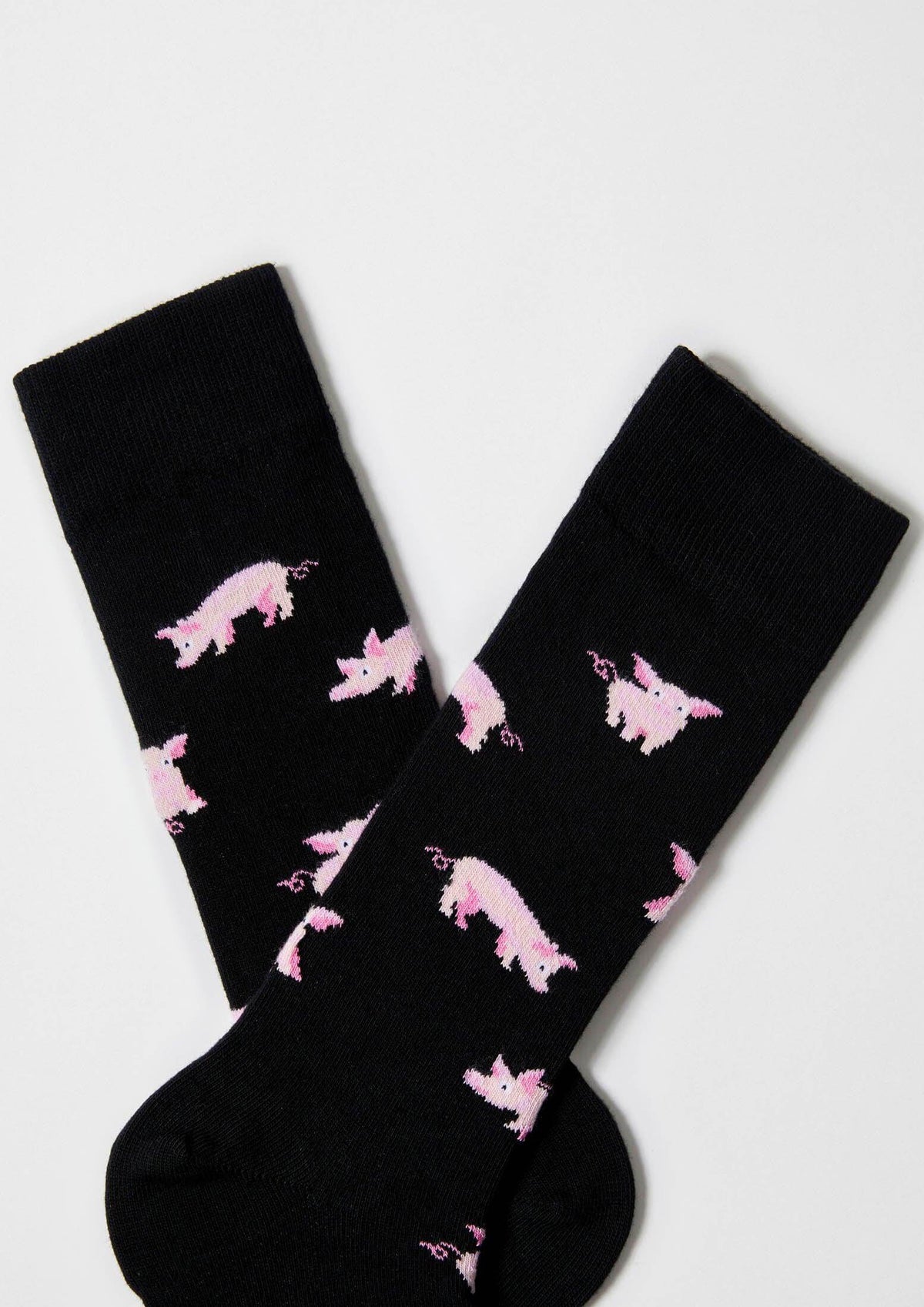 Calcetines BePig en negro con dibujos de cerdos rosas en diferentes posturas, altura media caña.