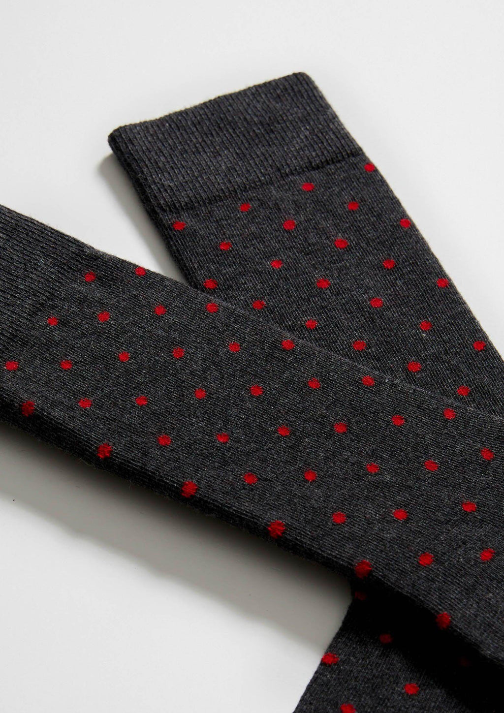 calcetin oscuro con puntos rojos