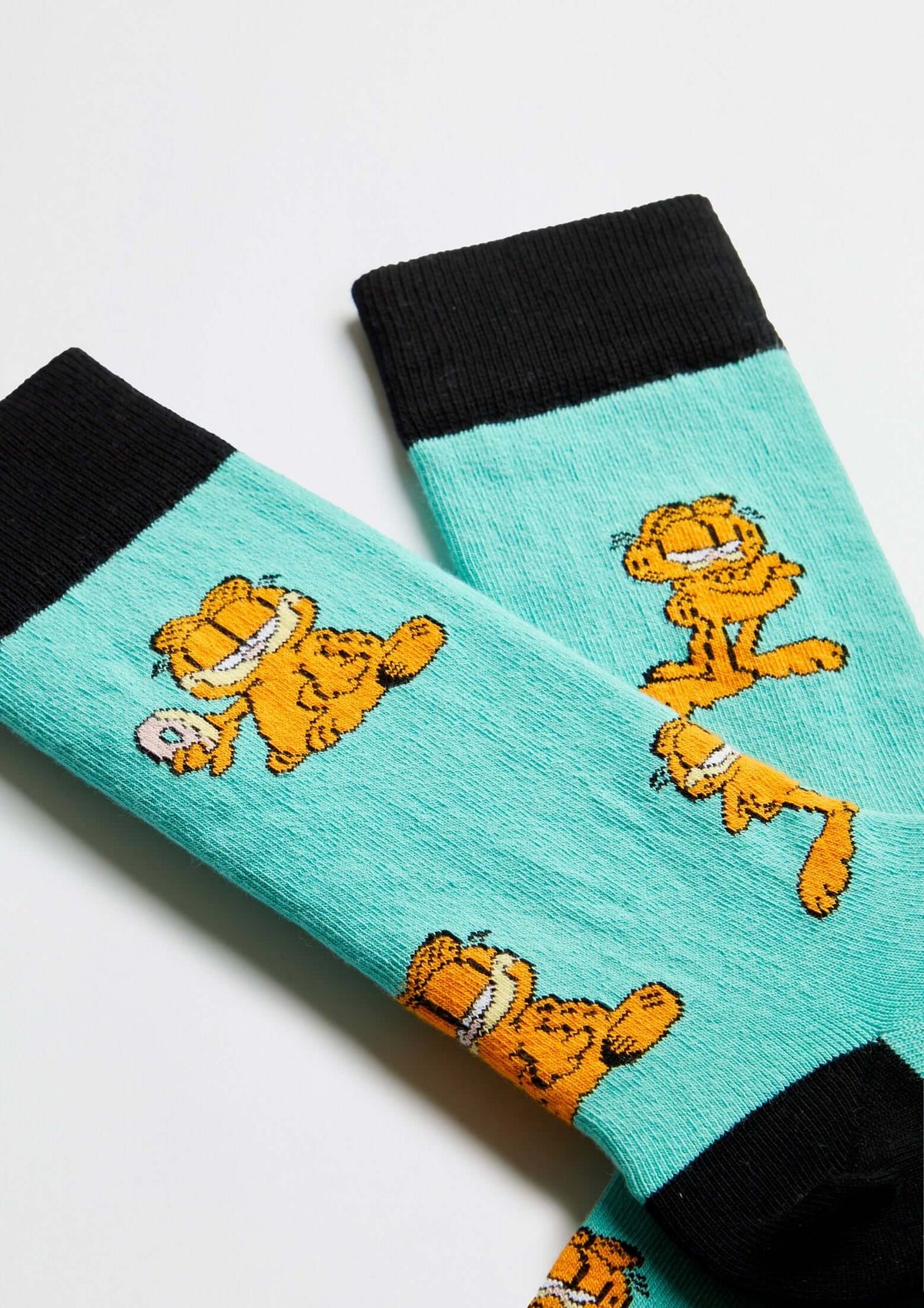 Calcetines BeGarfield Poses en azul turquesa con dibujos de Garfield en color naranja, altura media caña.