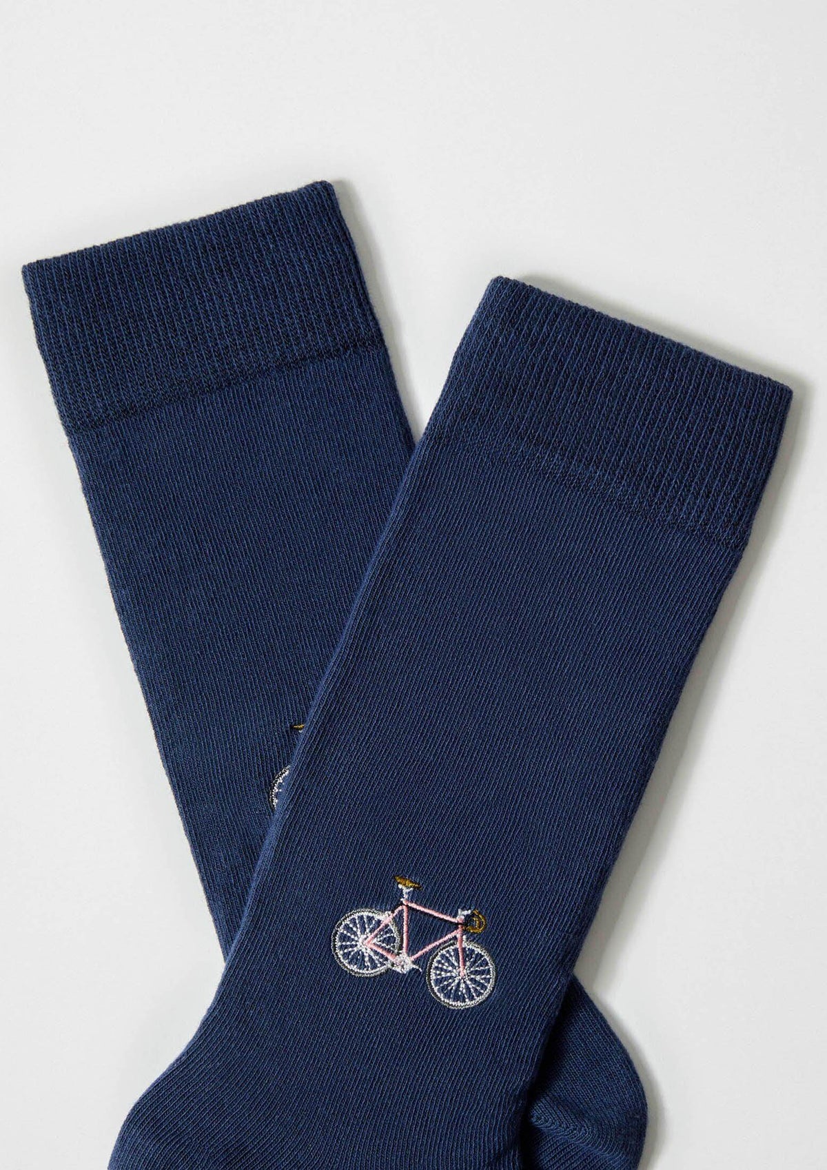 Calcetines BeBicycle Embroidered en azul marino con bordado de bicicleta en tonos claros, tobilleros.
