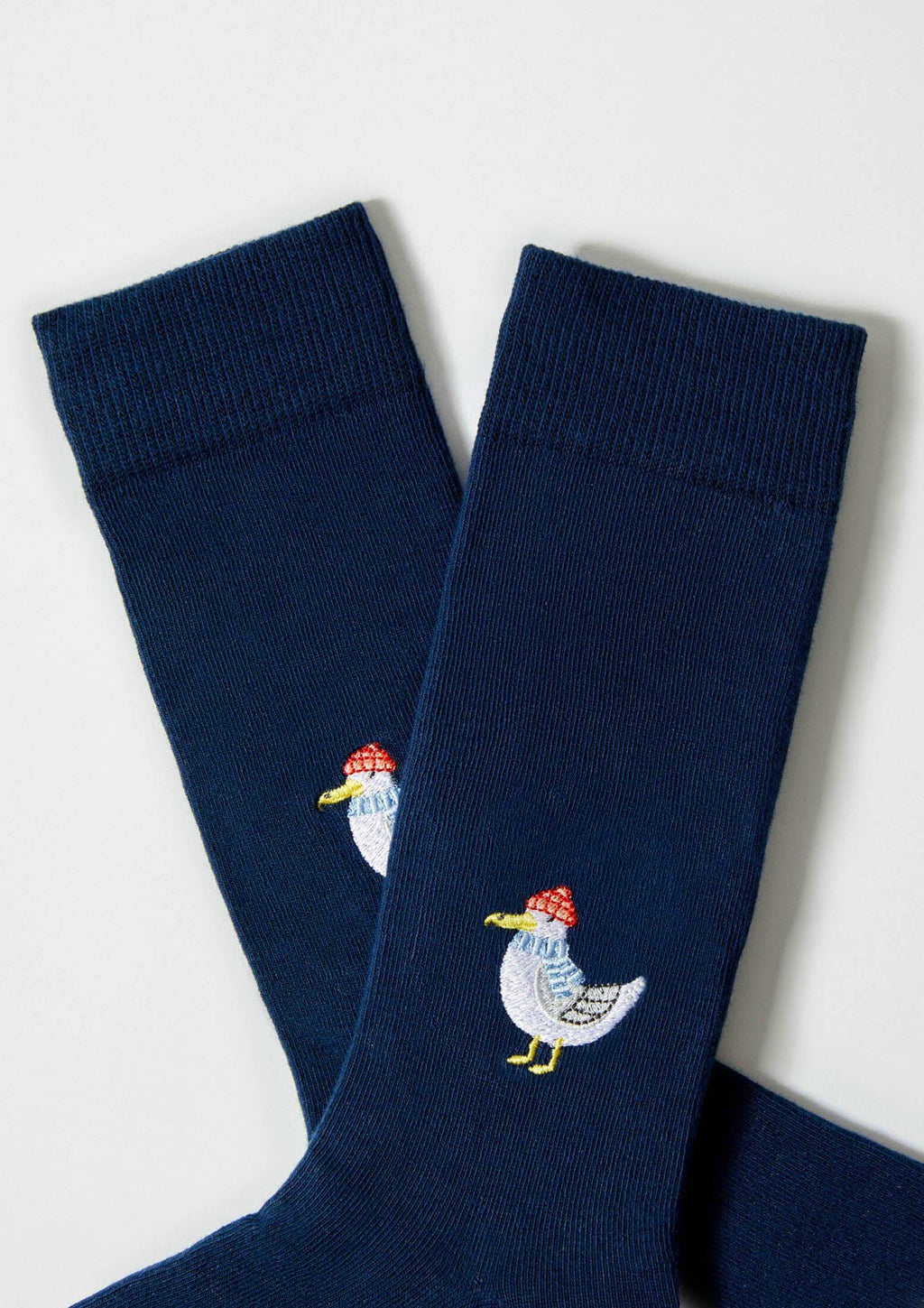 calcetines azules con bordado de gaviota