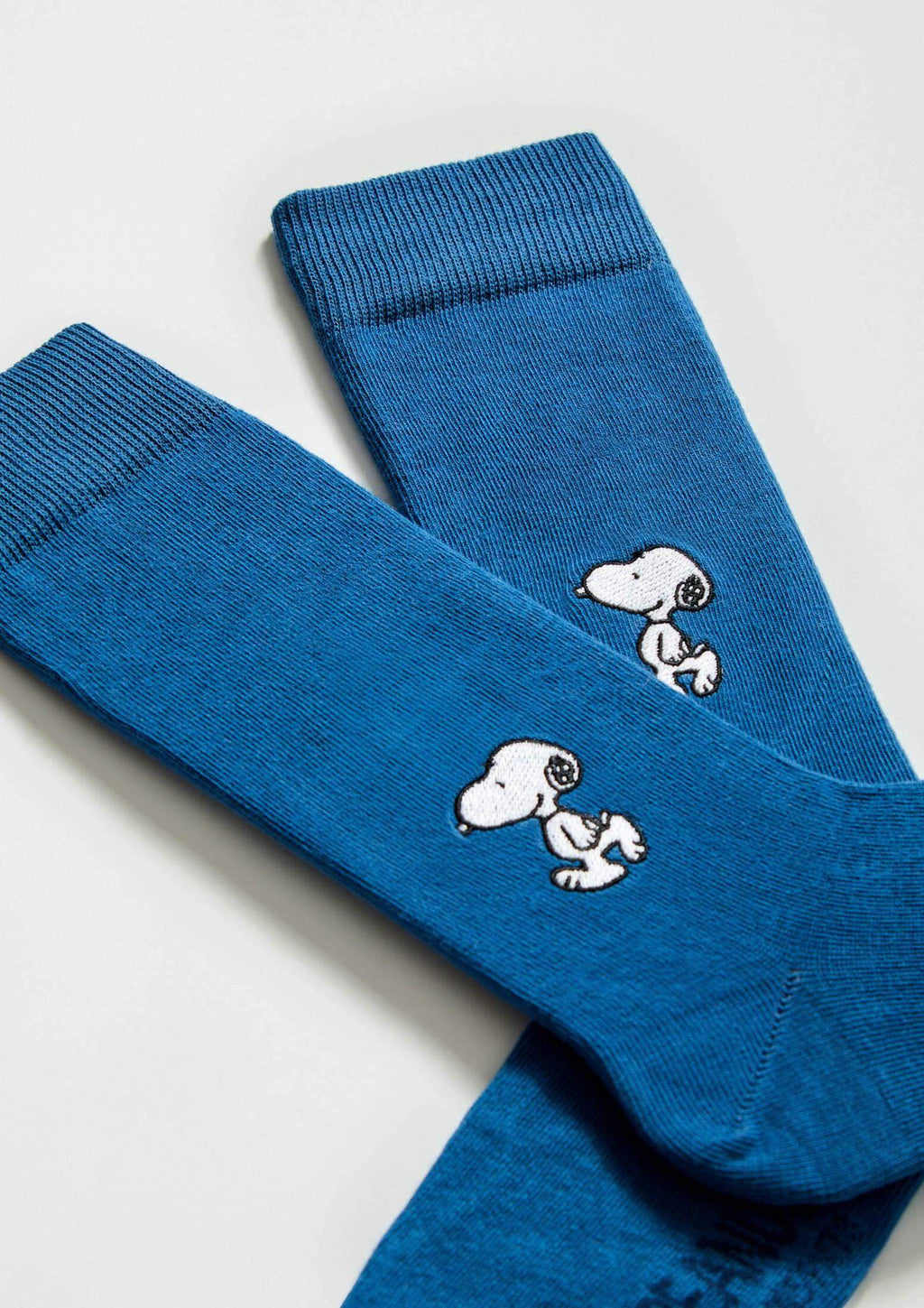 calcetines azules con bordado de snoopy peanuts