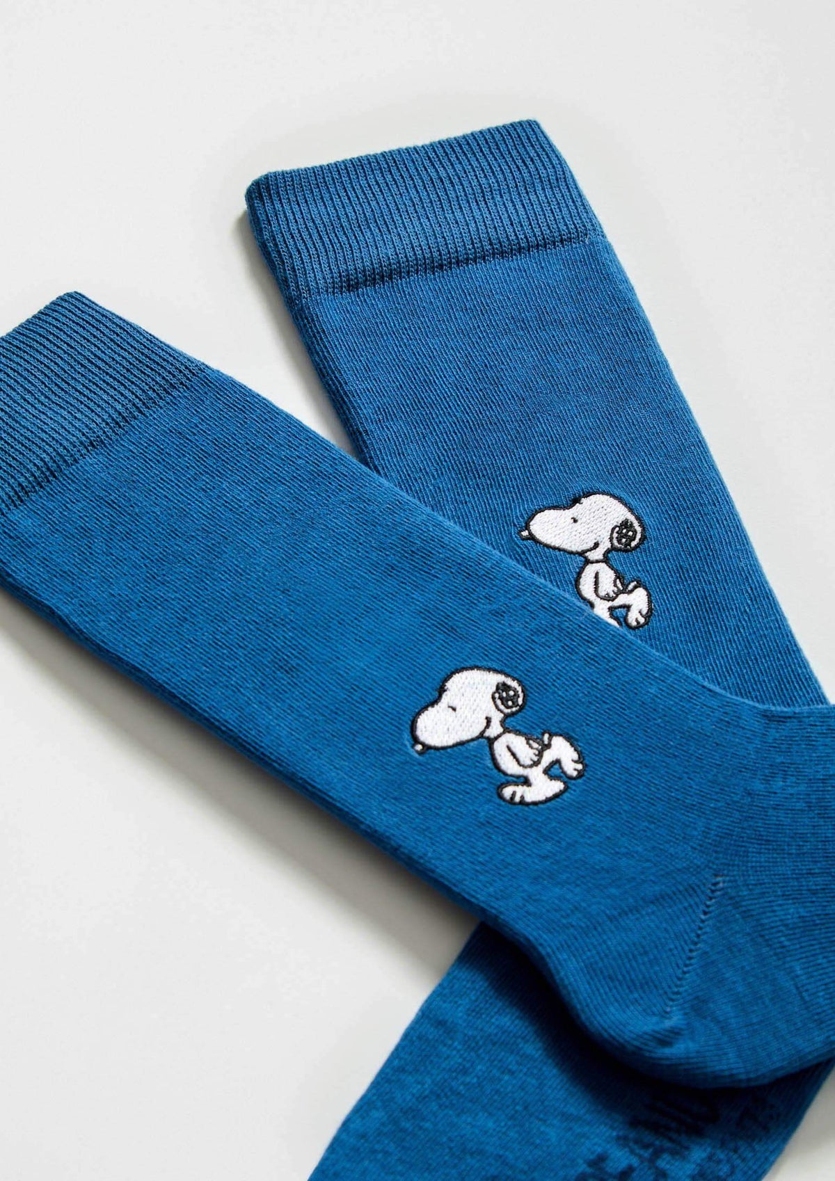 calcetines azules con bordado de snoopy peanuts