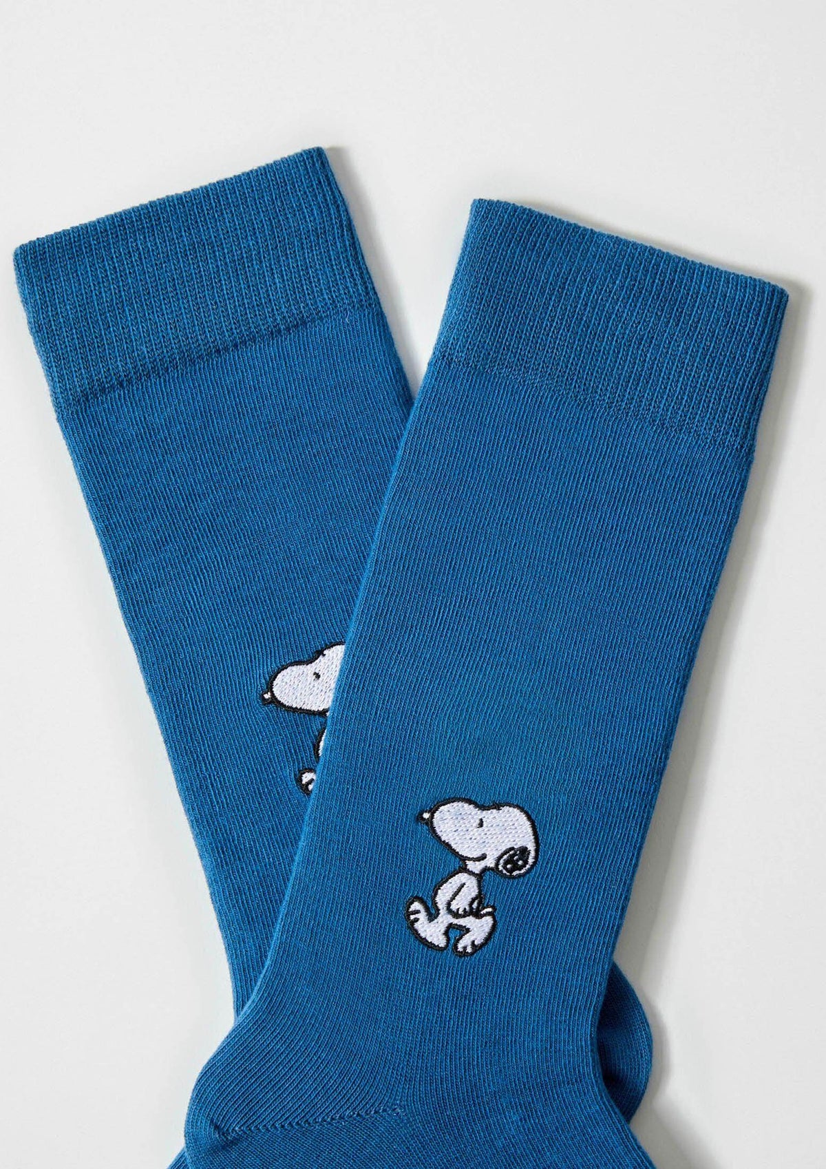 calcetines azules con bordado de snoopy andando