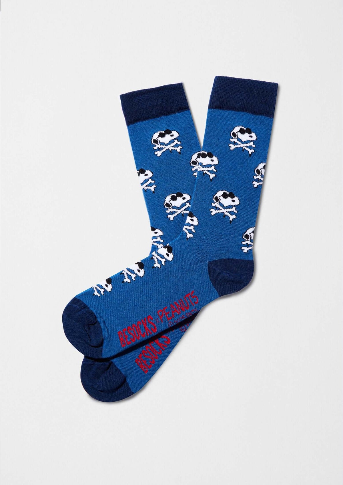 Calcetines BeSnoopy Skull Blue en azul con calaveras Snoopy, diseño de media caña y detalles en azul marino.