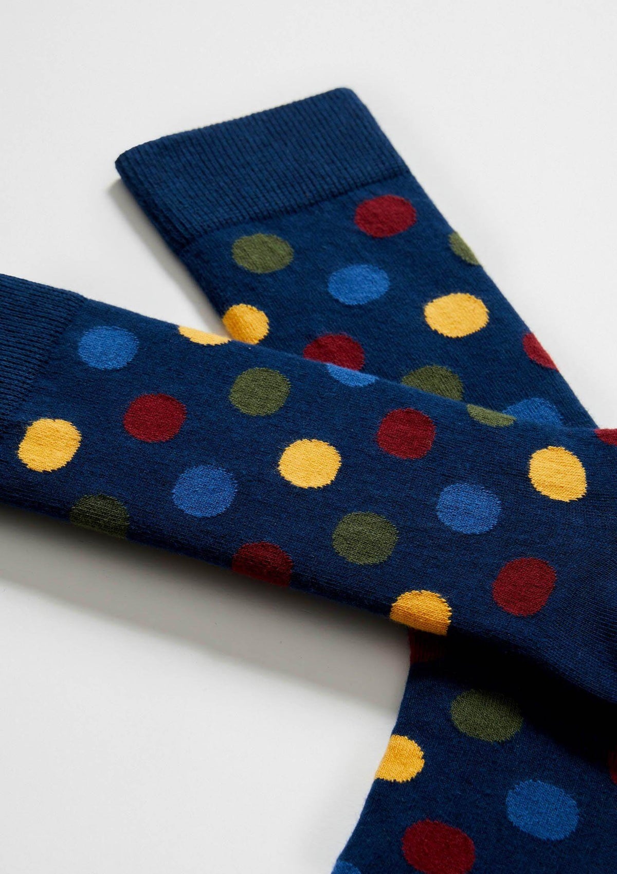 calcetines azules con puntos grandes