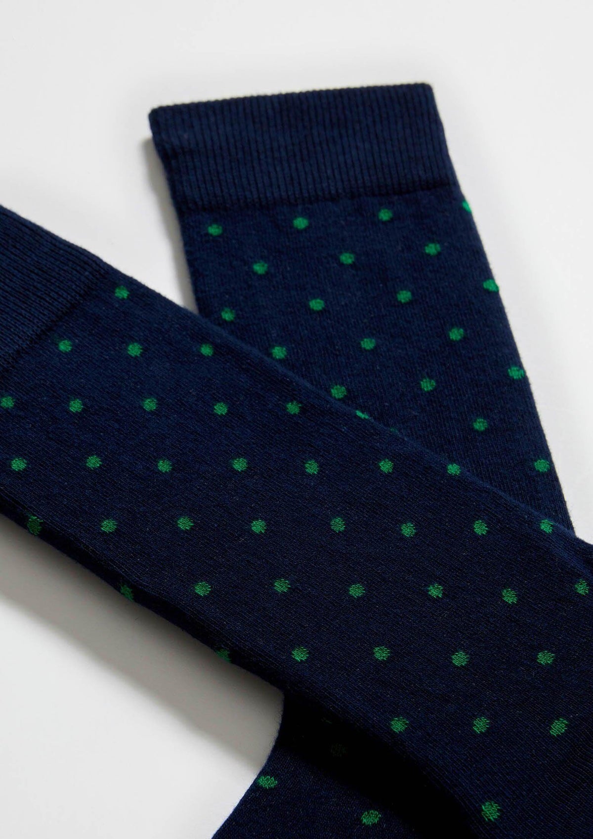 calcetines azules con puntos verdes