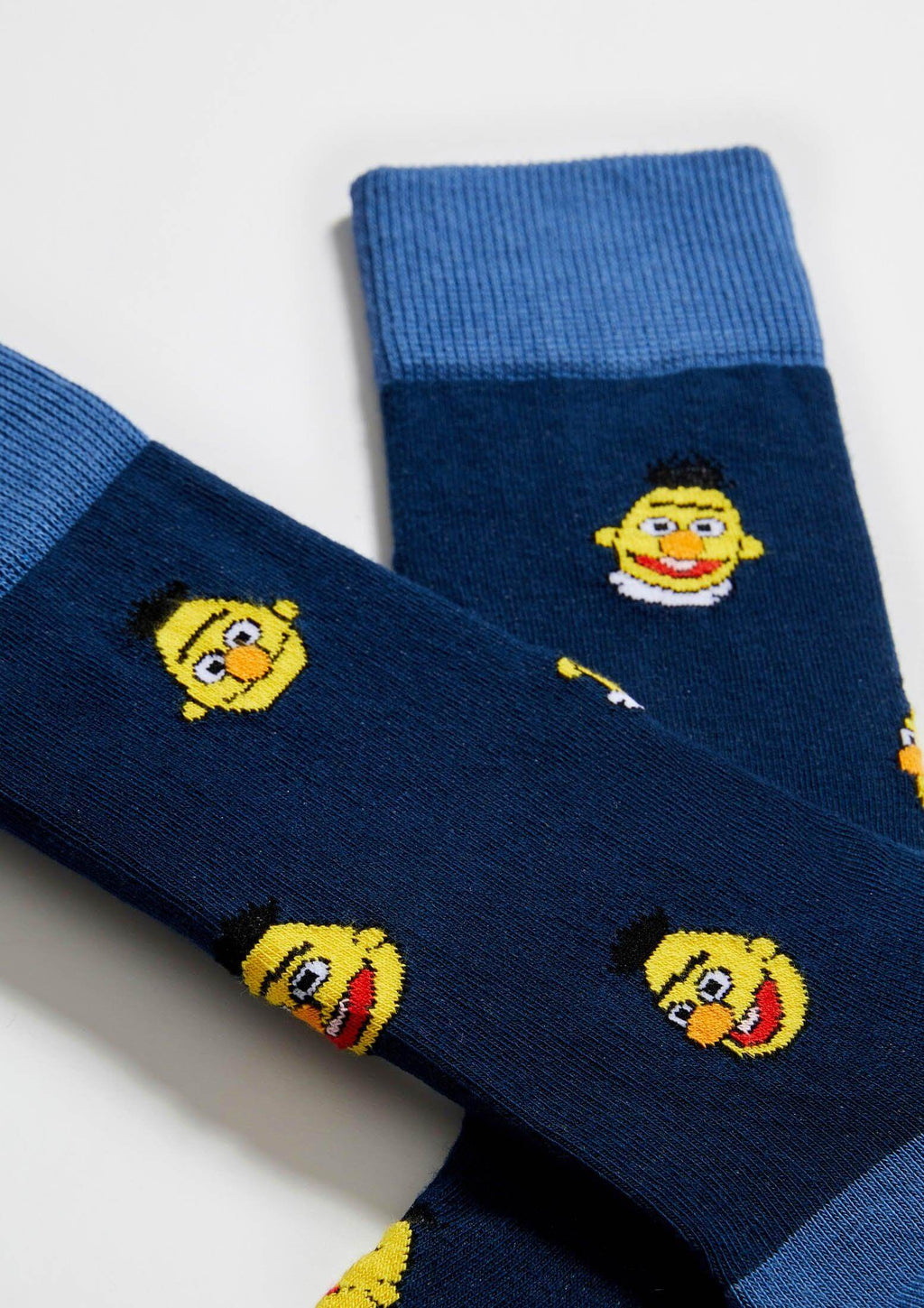 Calcetines BeSesameStreet Blas azul marino con dibujos de personajes en algodón orgánico y altura media caña.