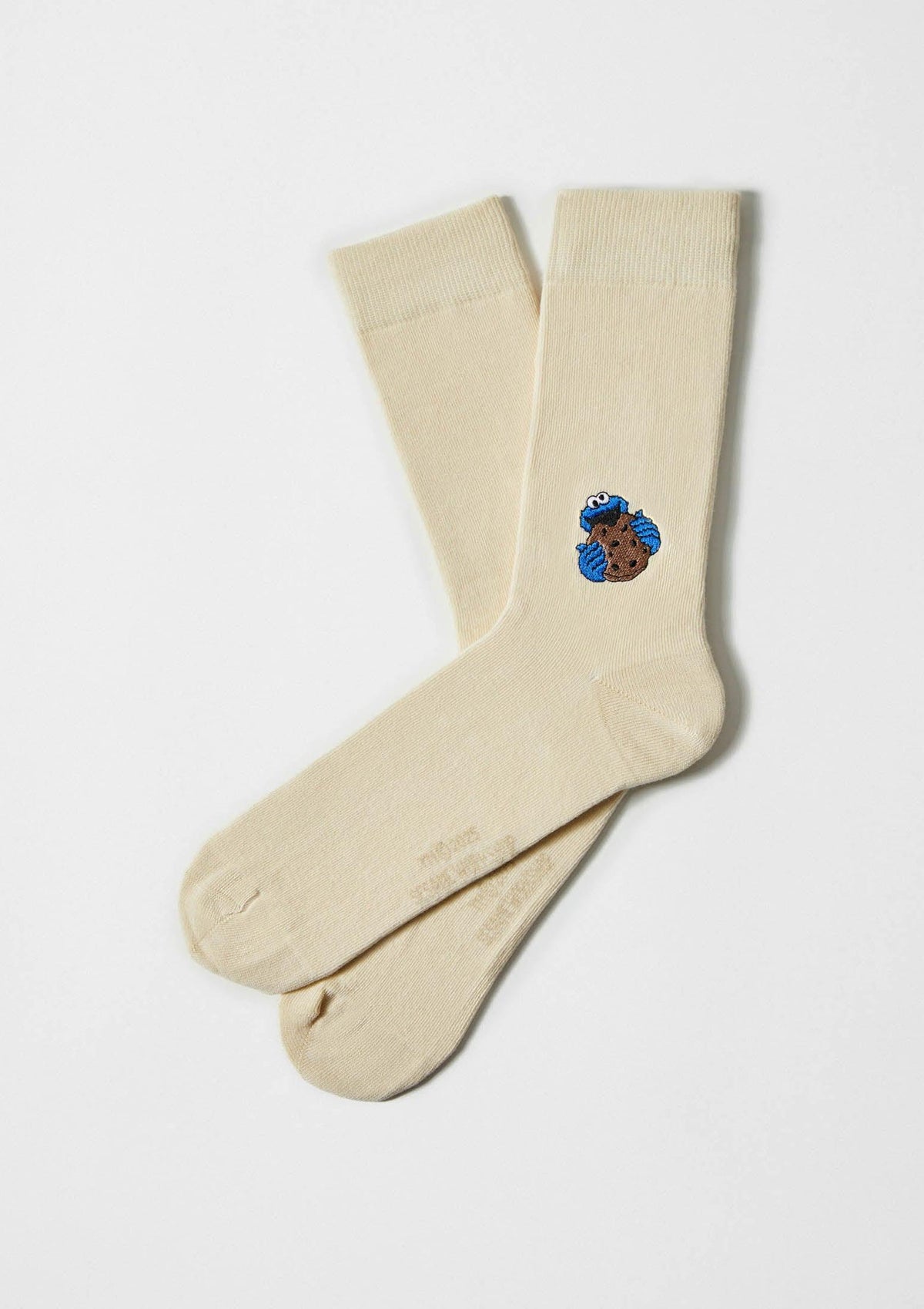 calcetines beige con bordado de barrio sesamo