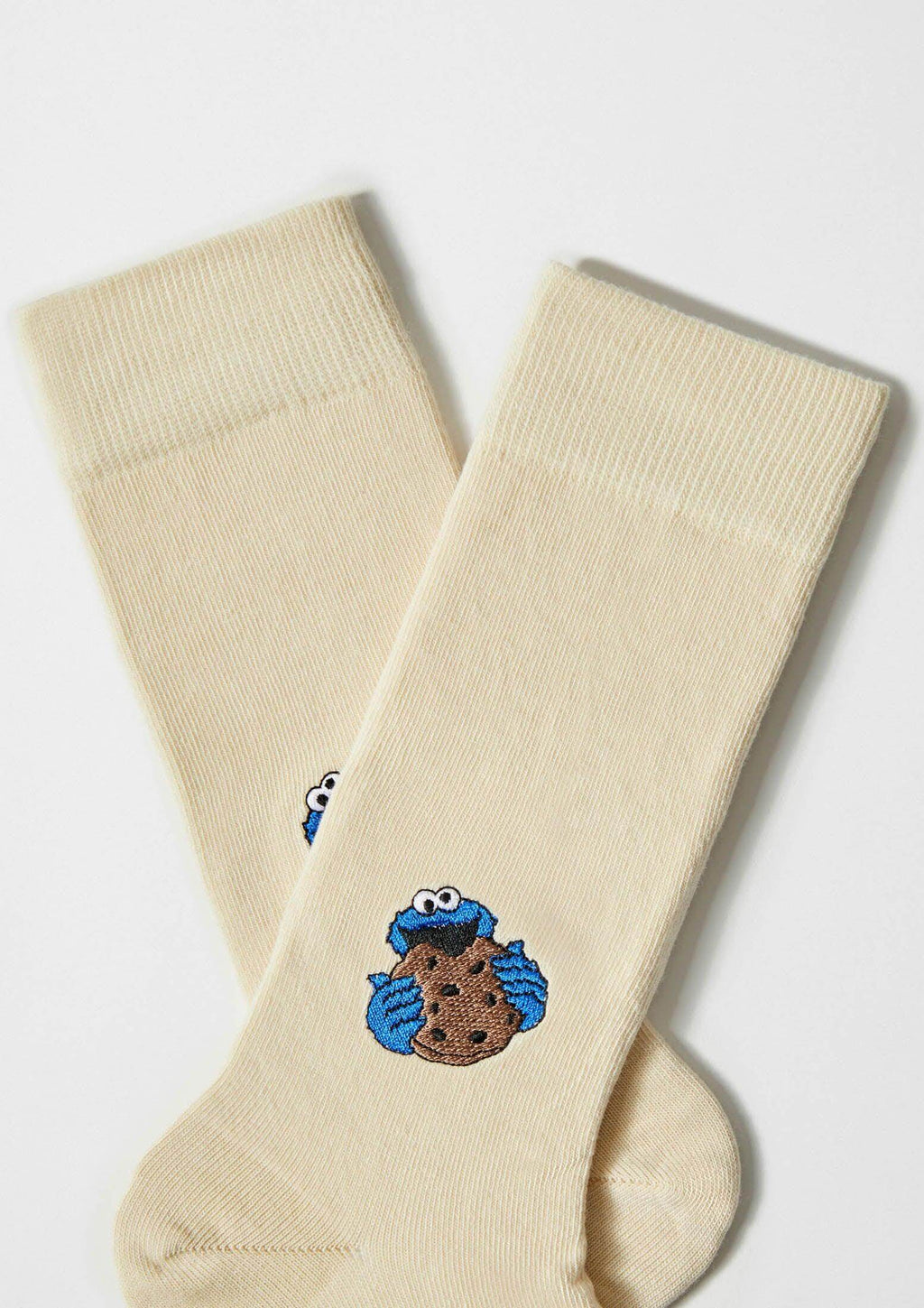 calcetines beige con bordado de monstruo de las galletas