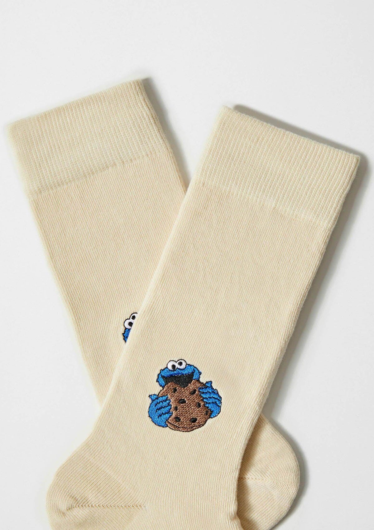 calcetines beige con bordado de monstruo de las galletas