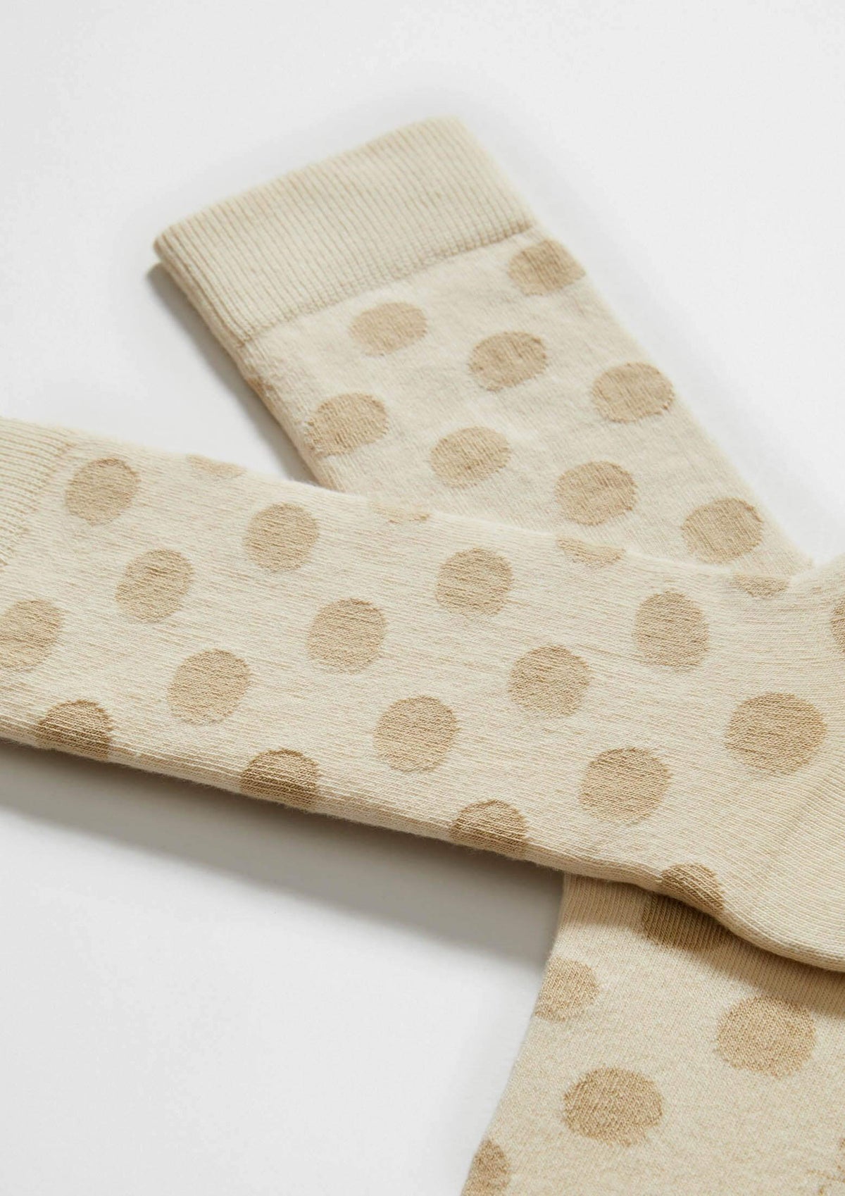 Calcetines BePolkadots Beige con motivo de puntos marrones sobre fondo beige, altura media caña.