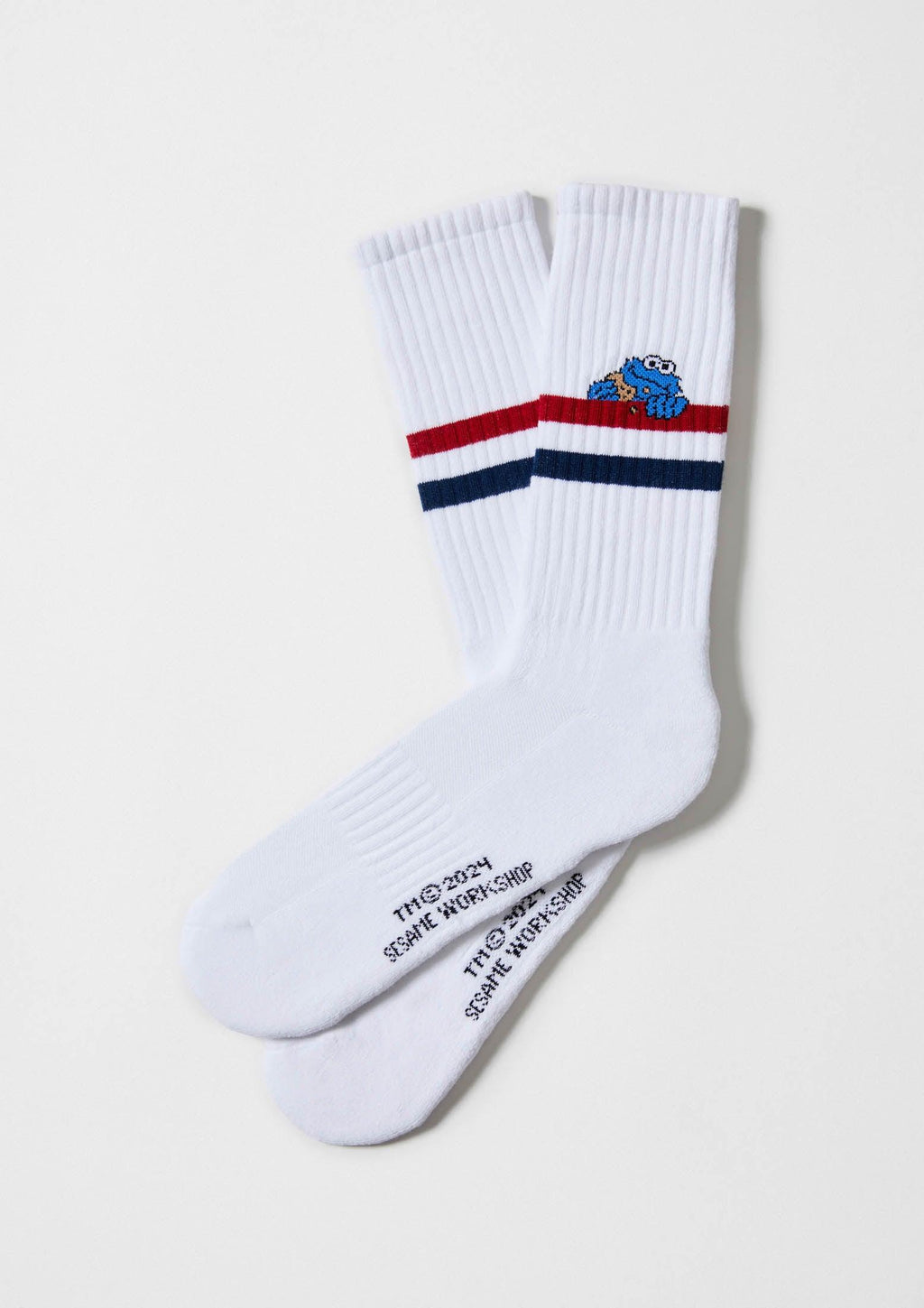 Calcetines BeSesameStreet Cookie Monster en blanco con rayas rojas y azules, altura media caña y motivo de Cookie Monster.