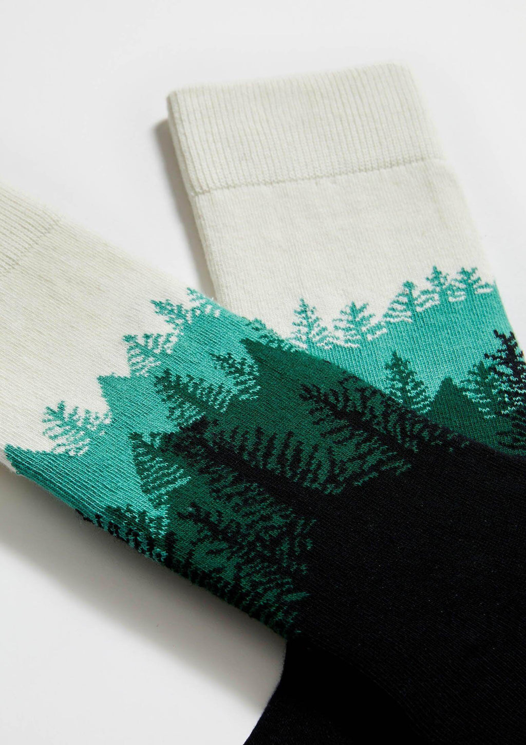 Calcetines BeForest en negro con diseño gráfico de árboles en tonos verdes, estilo tobillo.