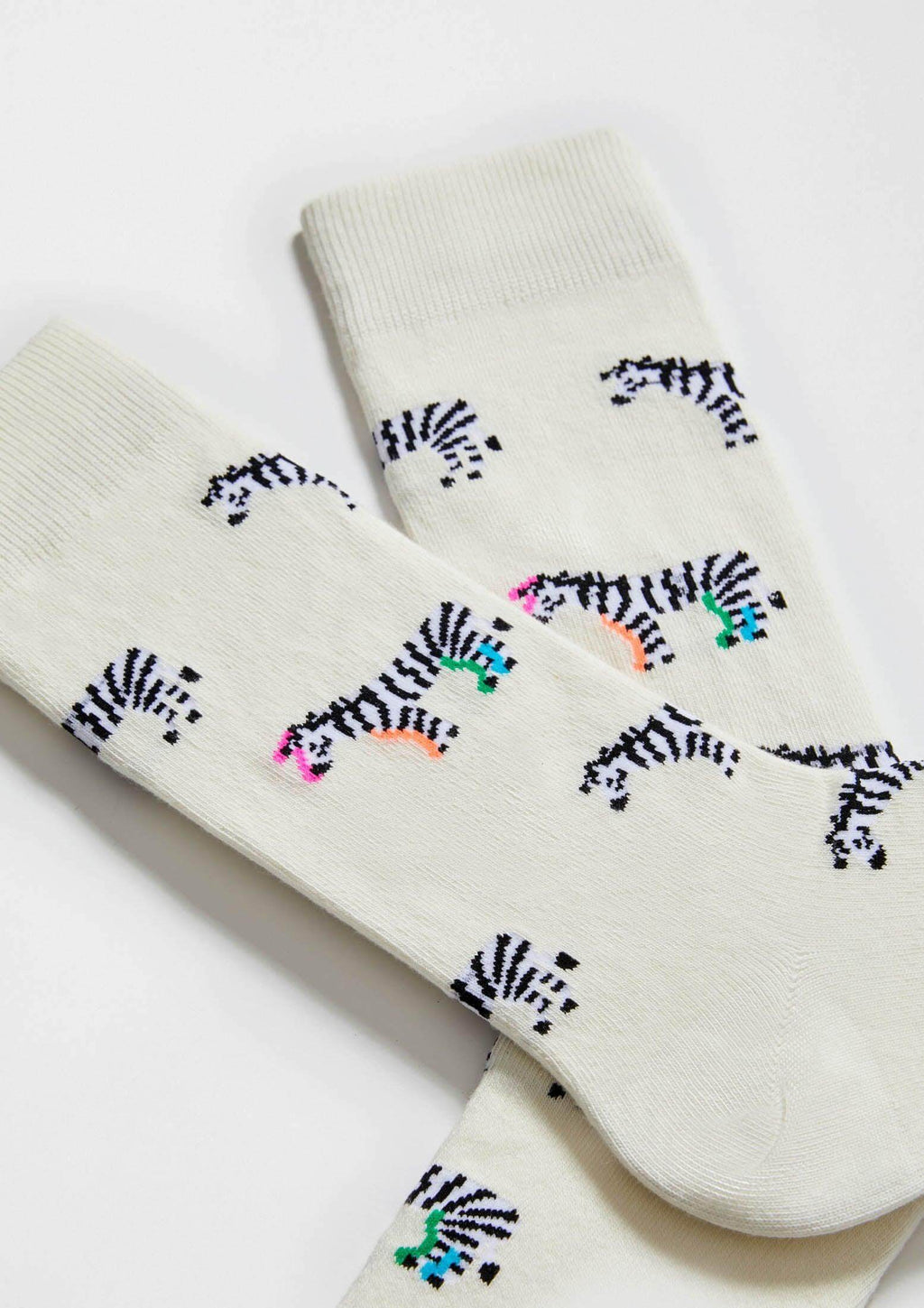 Calcetines BeZebra Beige de algodón orgánico con diseño de cebras en color crema y detalles en rosa y verde, altura media.