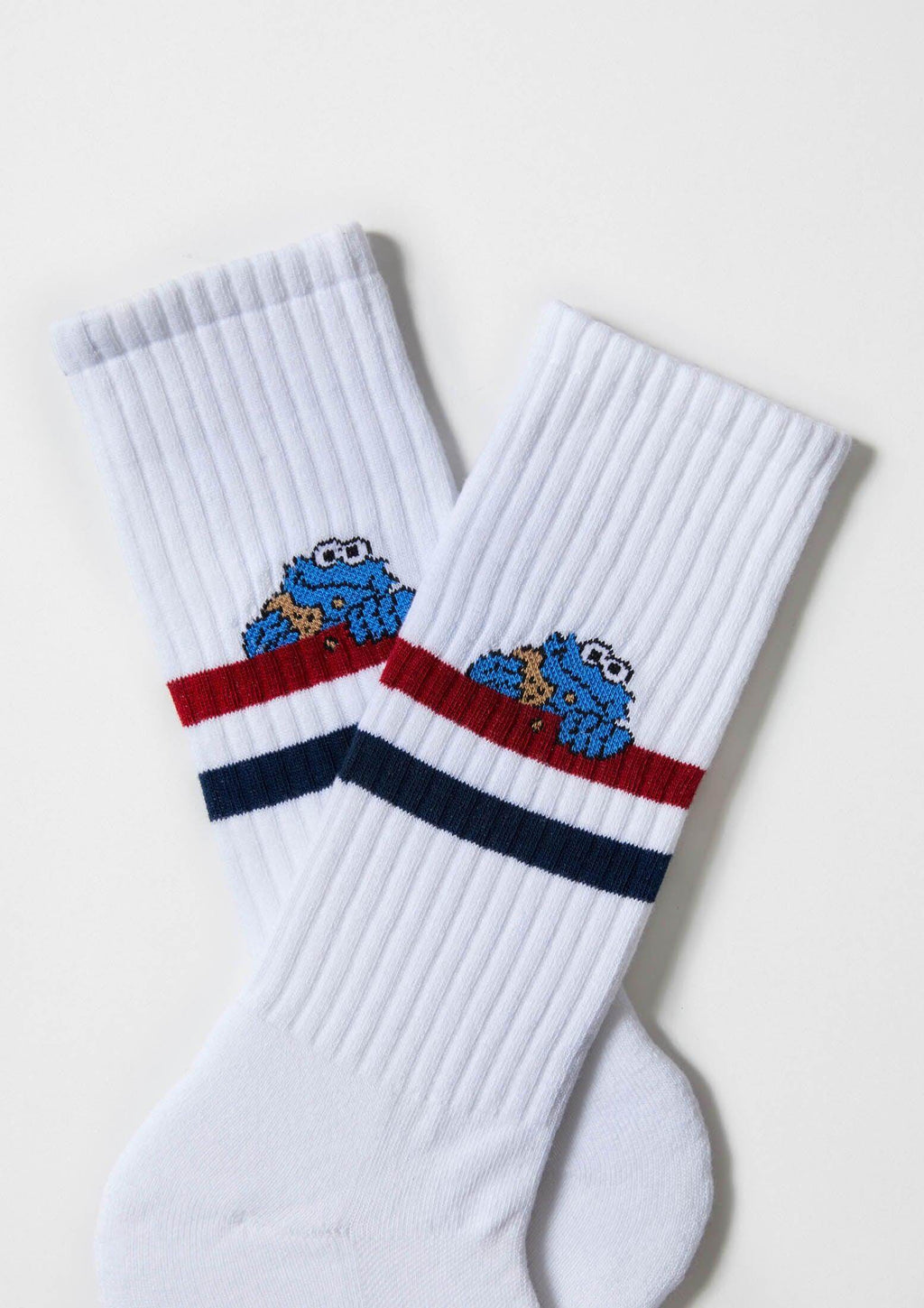 Calcetines BeSesameStreet Cookie Monster White en blanco con rayas rojas y azules, diseño de personaje en media caña.