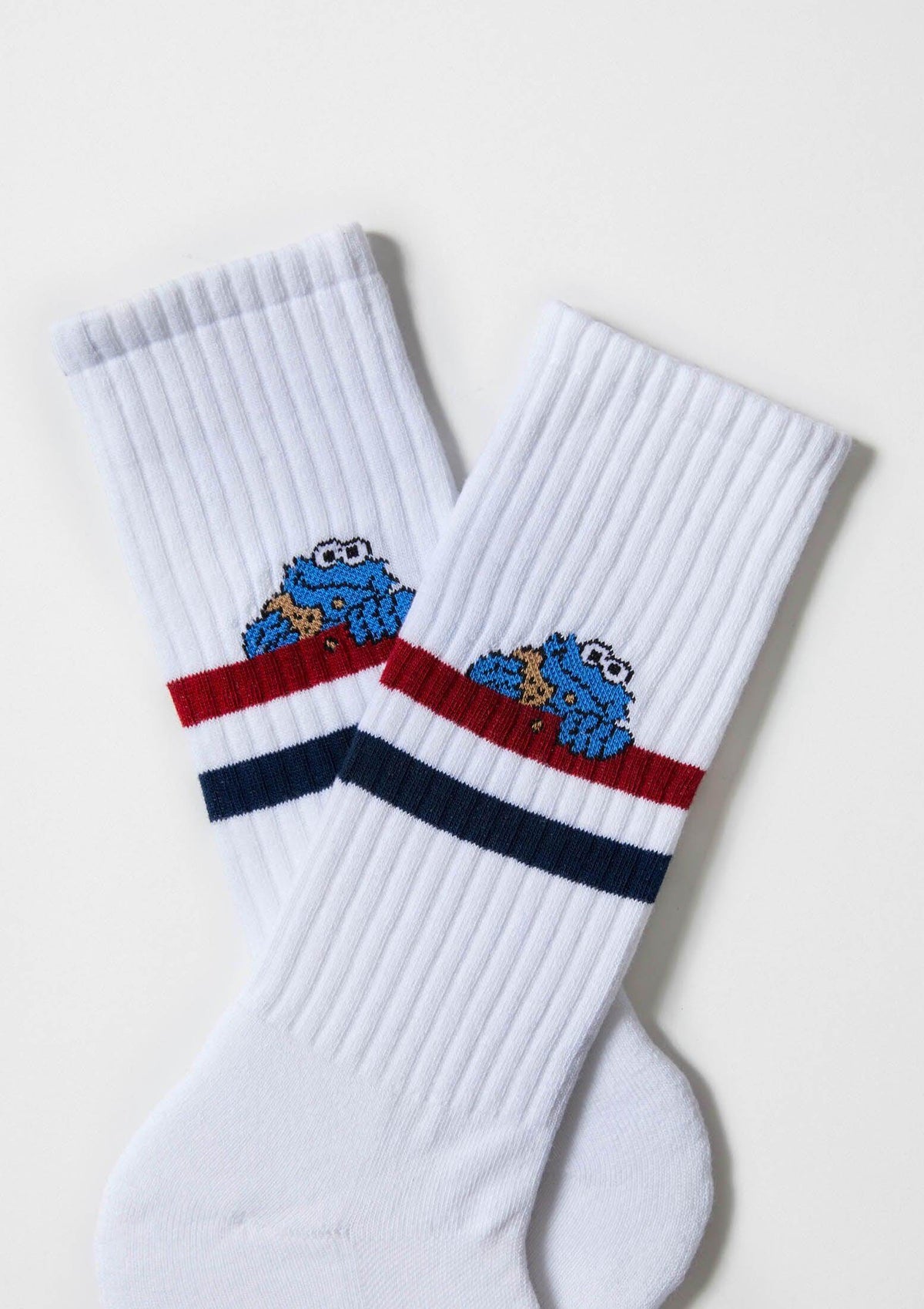 Calcetines BeSesameStreet Cookie Monster White en blanco con rayas rojas y azules, diseño de personaje en media caña.