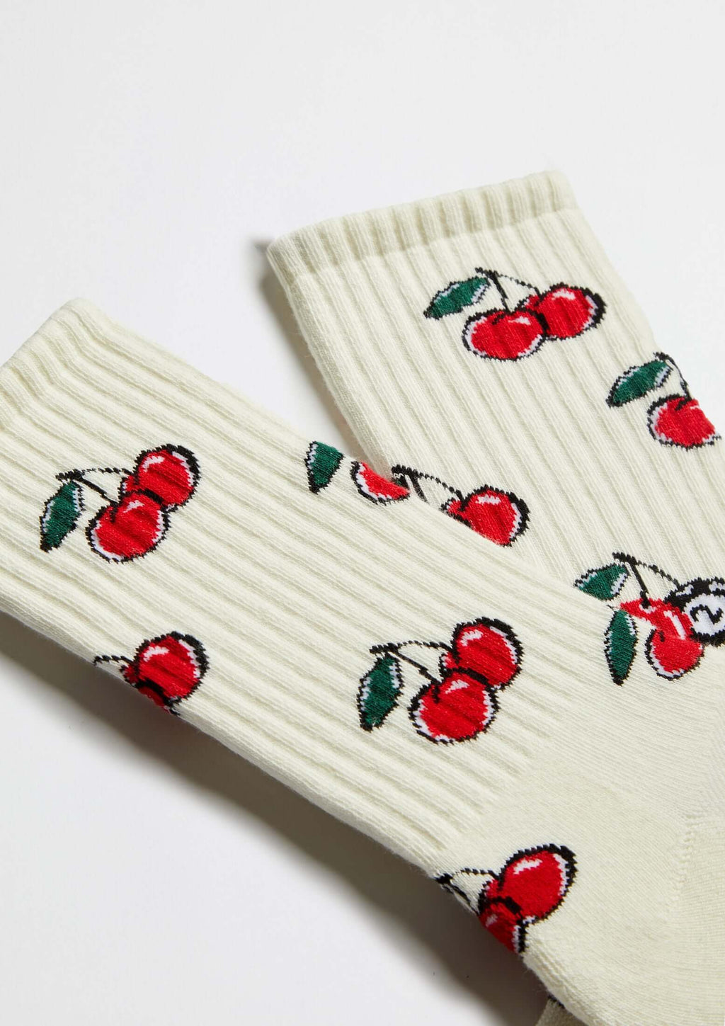 Calcetines BeCherry Beige de media caña en color crudo con estampado de cerezas rojas sobre fondo claro.