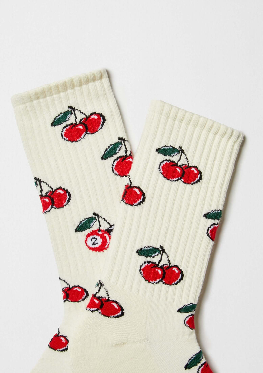 Calcetines BeCherry Beige en crudo con estampado de cerezas, de media caña y diseño original.