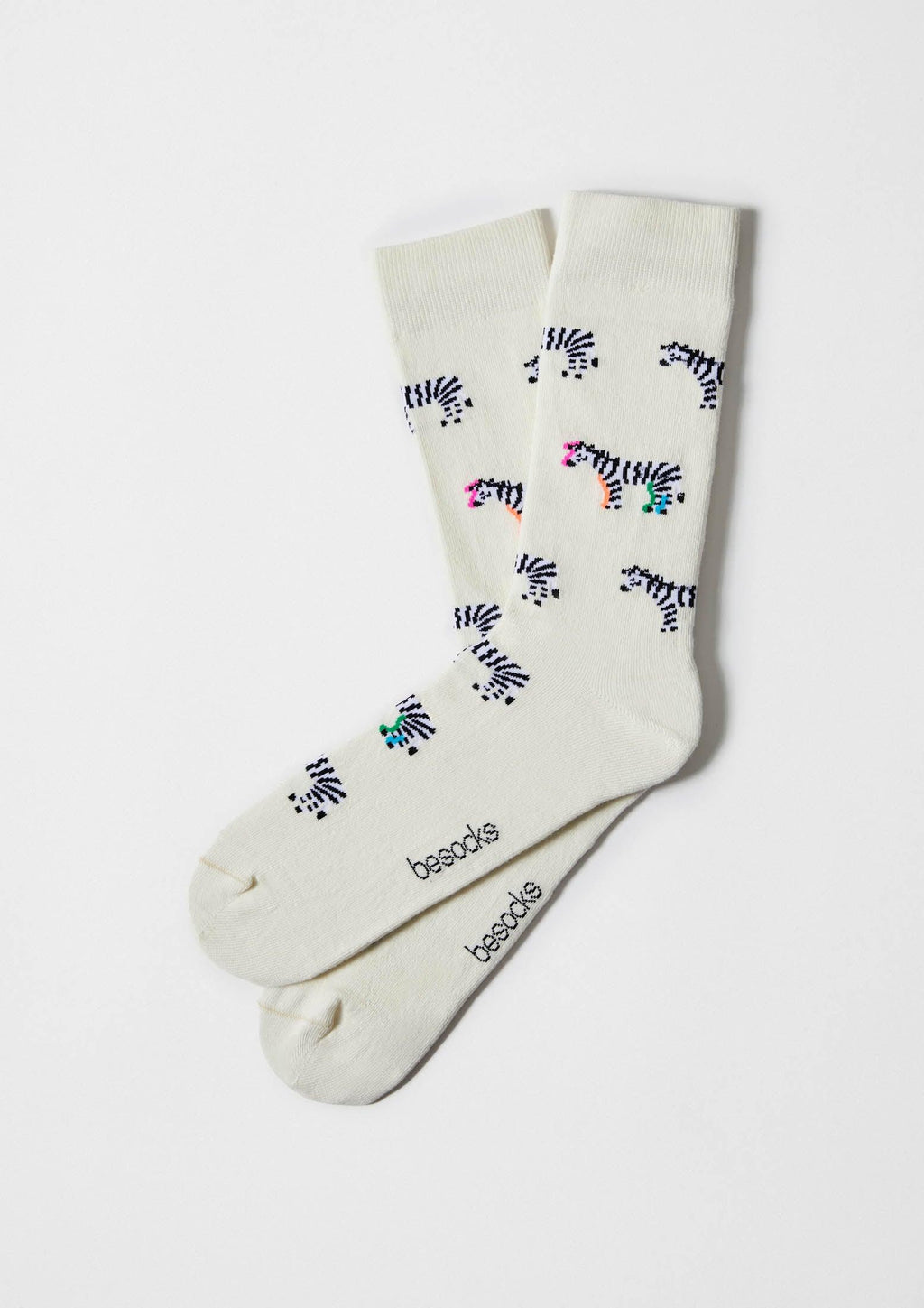Calcetines BeZebra Beige de algodón con fondo crudo y cebras con detalles de color, diseño a media caña.