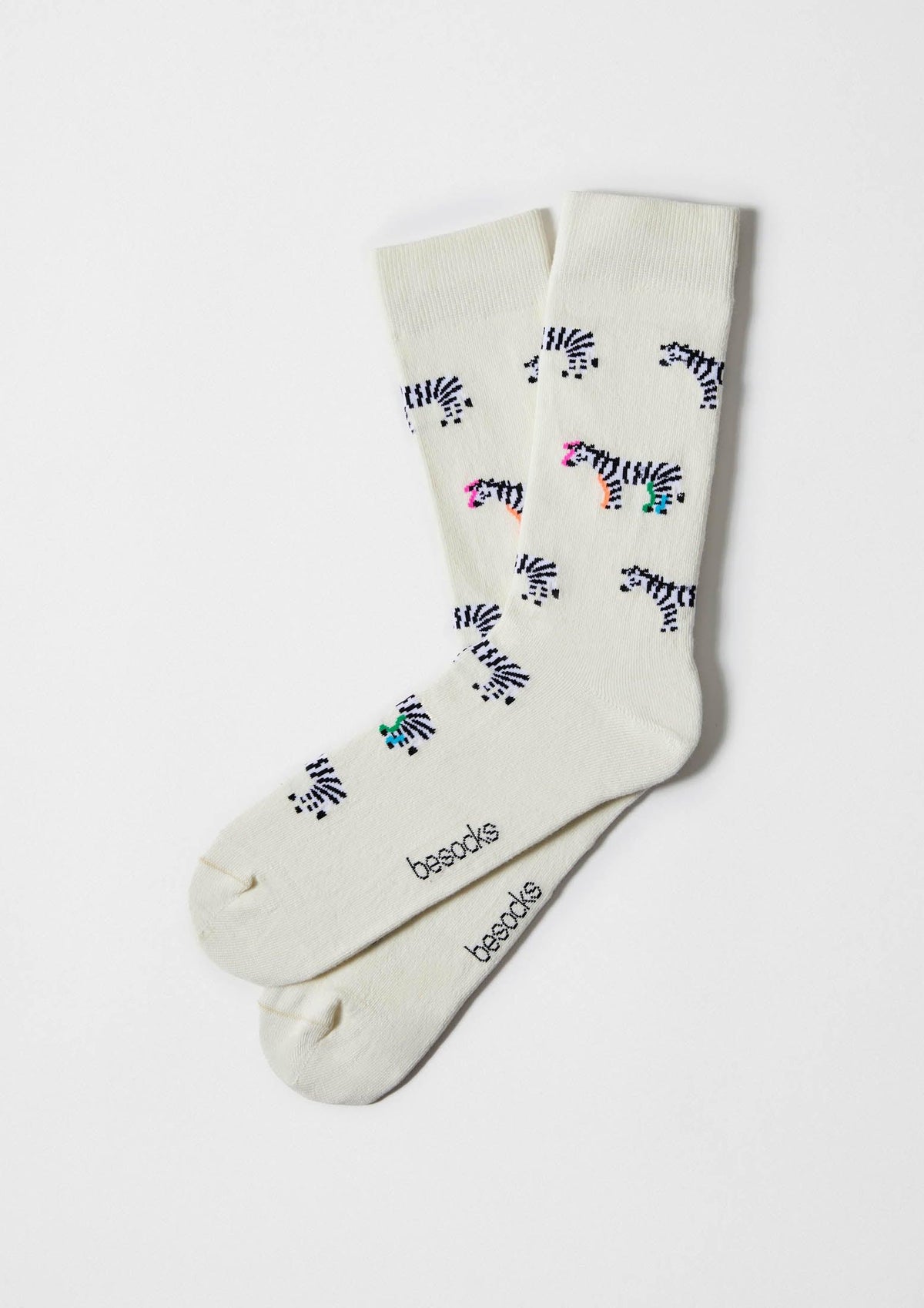 Calcetines BeZebra Beige de algodón con fondo crudo y cebras con detalles de color, diseño a media caña.