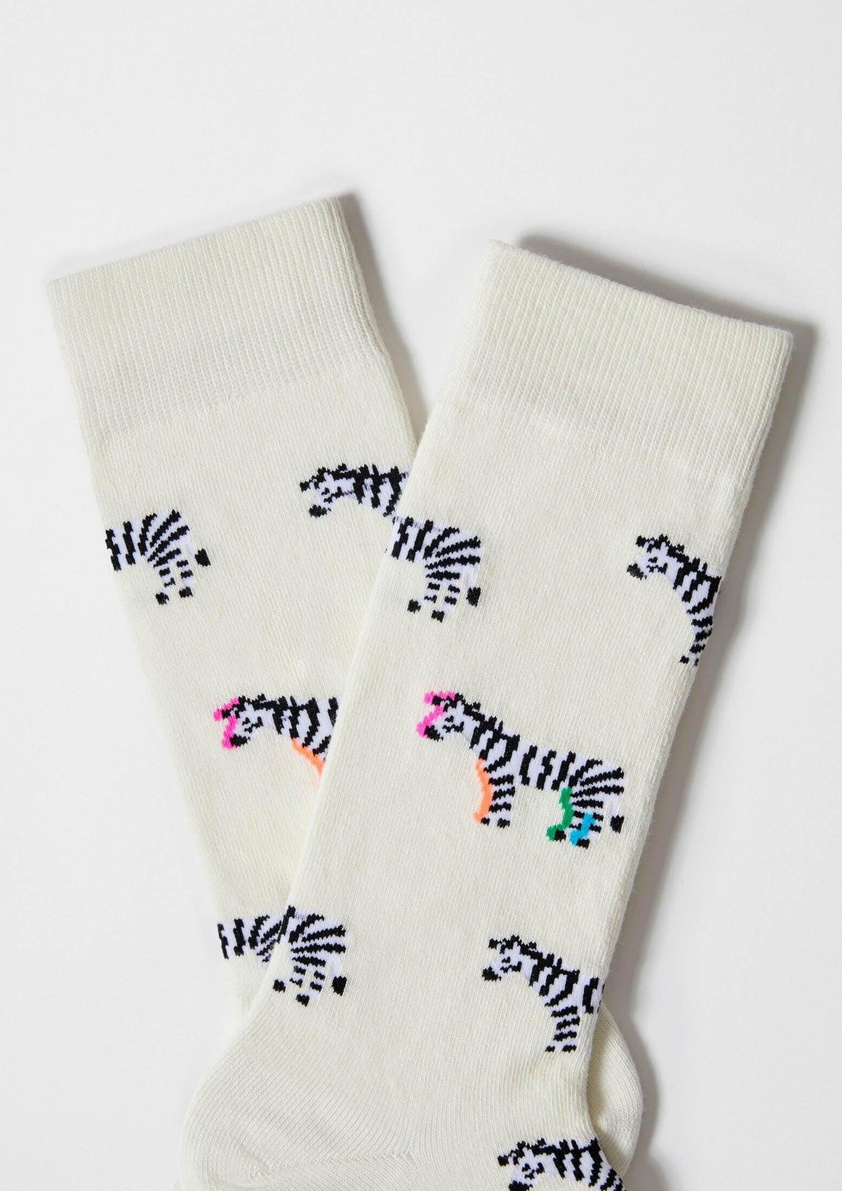 Calcetines BeZebra Beige en crema con diseño de cebras y detalles en colores, altura media.
