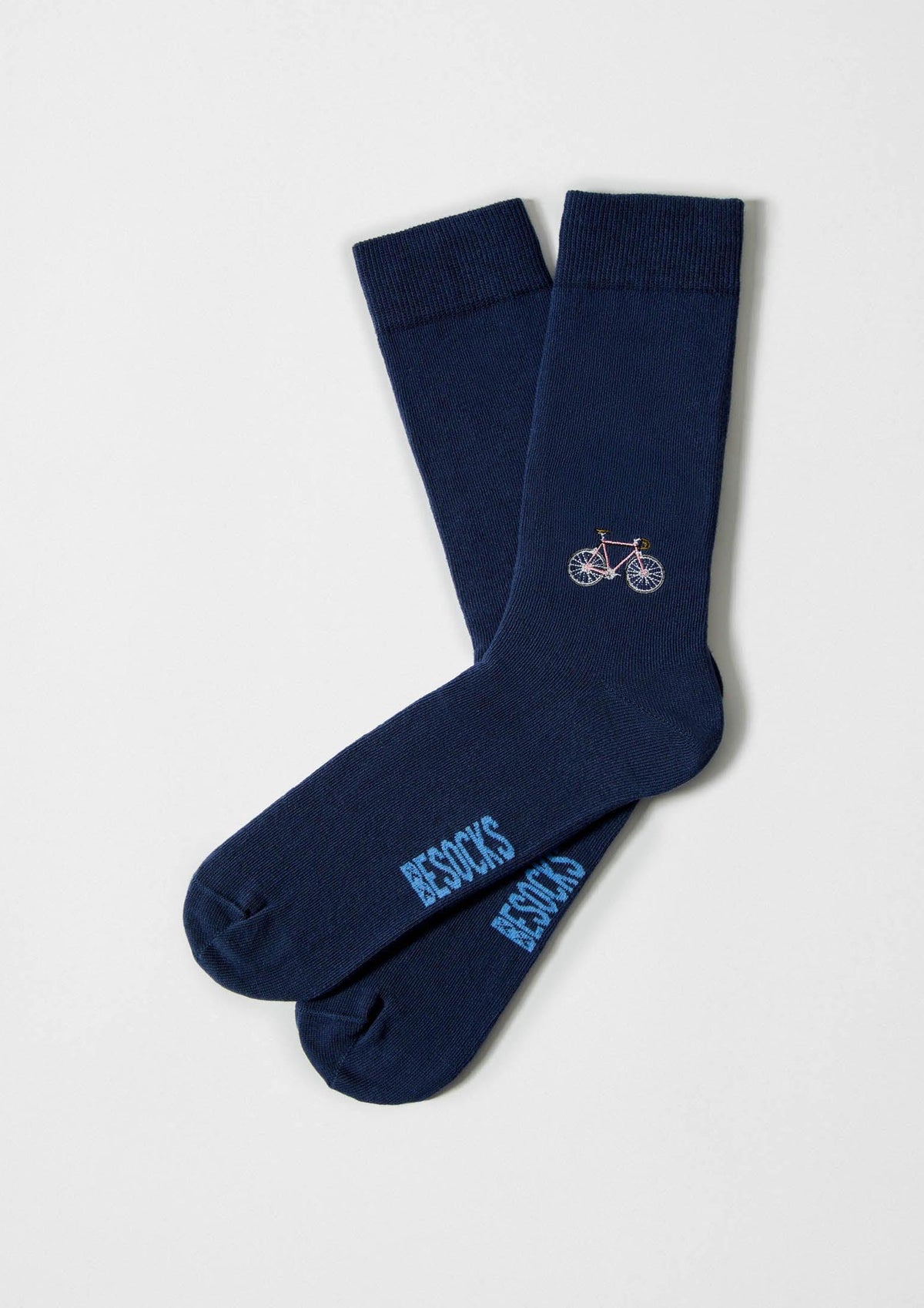 Calcetines BeBicycle Embroidered en azul marino con bicicleta bordada a la altura del tobillo.