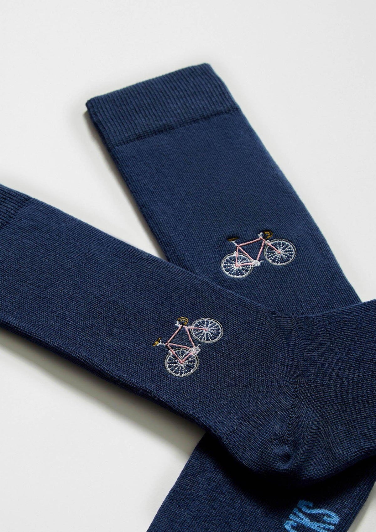 Calcetines BeBicycle Embroidered en azul marino con bicicleta bordada en tonos claros, tobilleros.