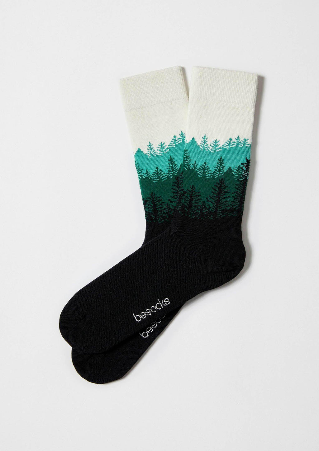 Calcetines BeForest con diseño de árboles en tonos verdes sobre base negra, altura media caña.
