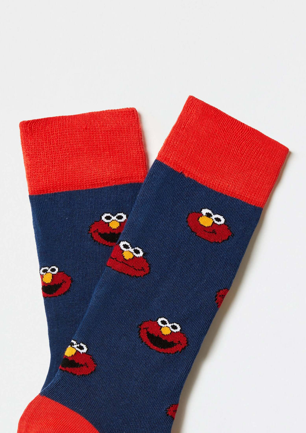 Calcetines BeSesameStreet Elmo Navy en azul marino con estampado de Elmo, tobilleros con puño rojo.