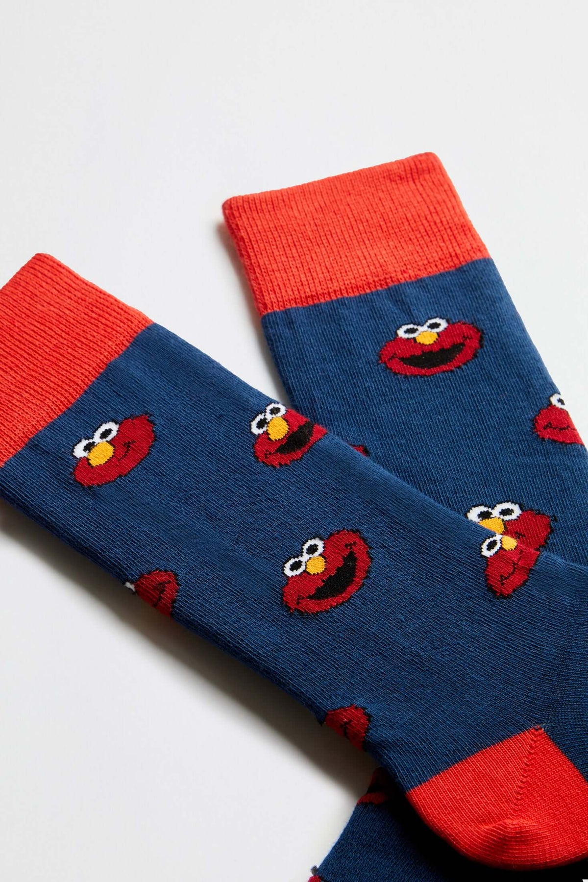 Calcetines BeSesameStreet Elmo Navy en azul marino con estampado de Elmo y puños rojos, de media caña.