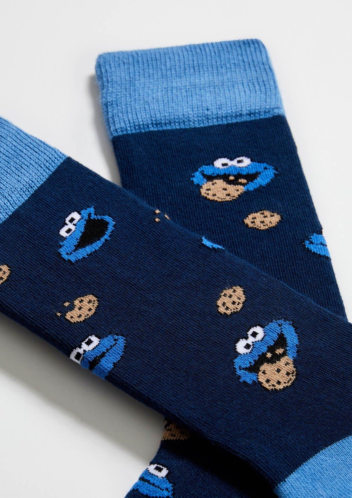 Calcetines BeSesameStreet Cookie Monster en azul marino con dibujos del personaje y galletas, media caña.