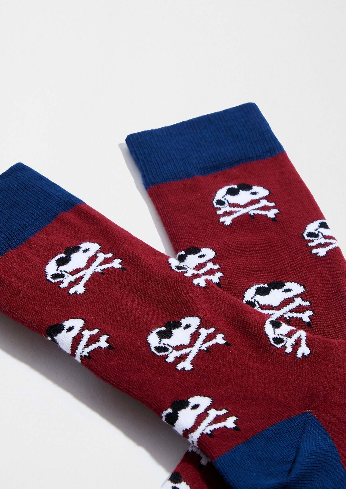 Calcetines BeSnoopy Skull Burgundy con estampado de calaveras sobre fondo burdeos y puños azul marino, media caña.