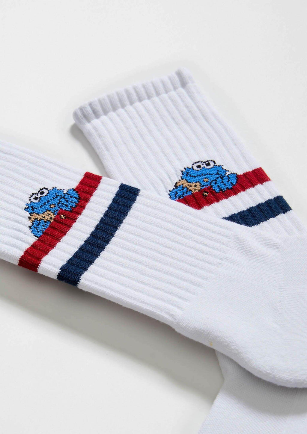 Calcetines BeSesameStreet Cookie Monster White de algodón orgánico en blanco con diseño de Cookie Monster y rayas rojas y azules.