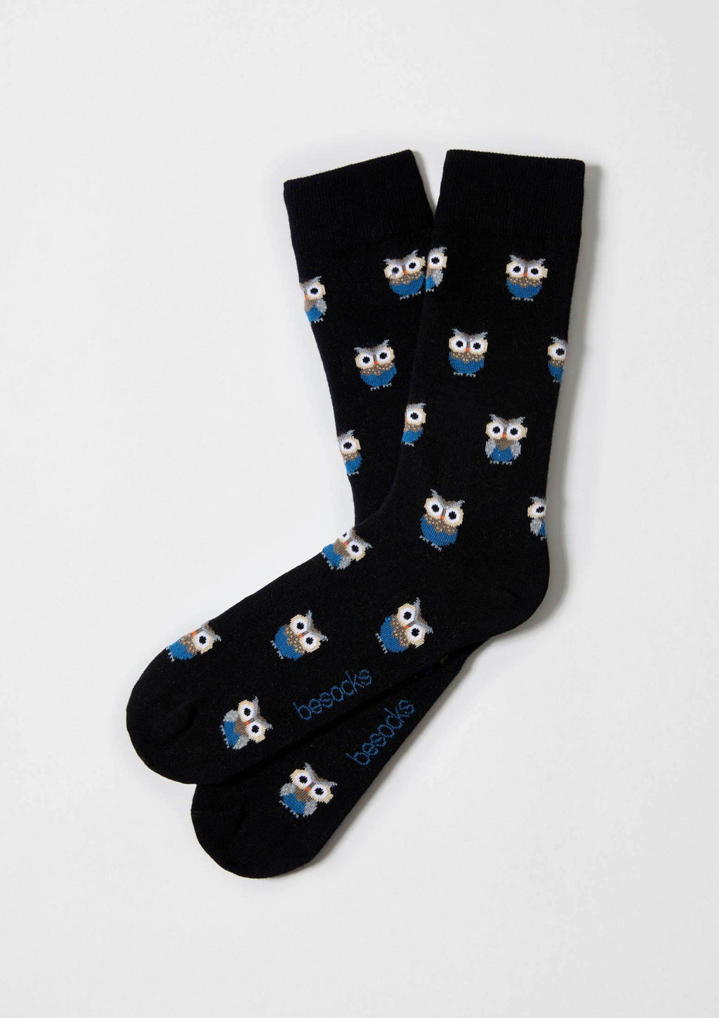 Calcetines BeOwl negros con dibujo de búhos en tonos azules, tobilleros y diseño original.