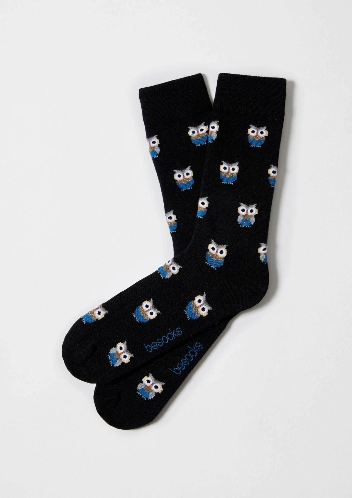 Calcetines BeOwl negros con dibujo de búhos en tonos azules, tobilleros y diseño original.