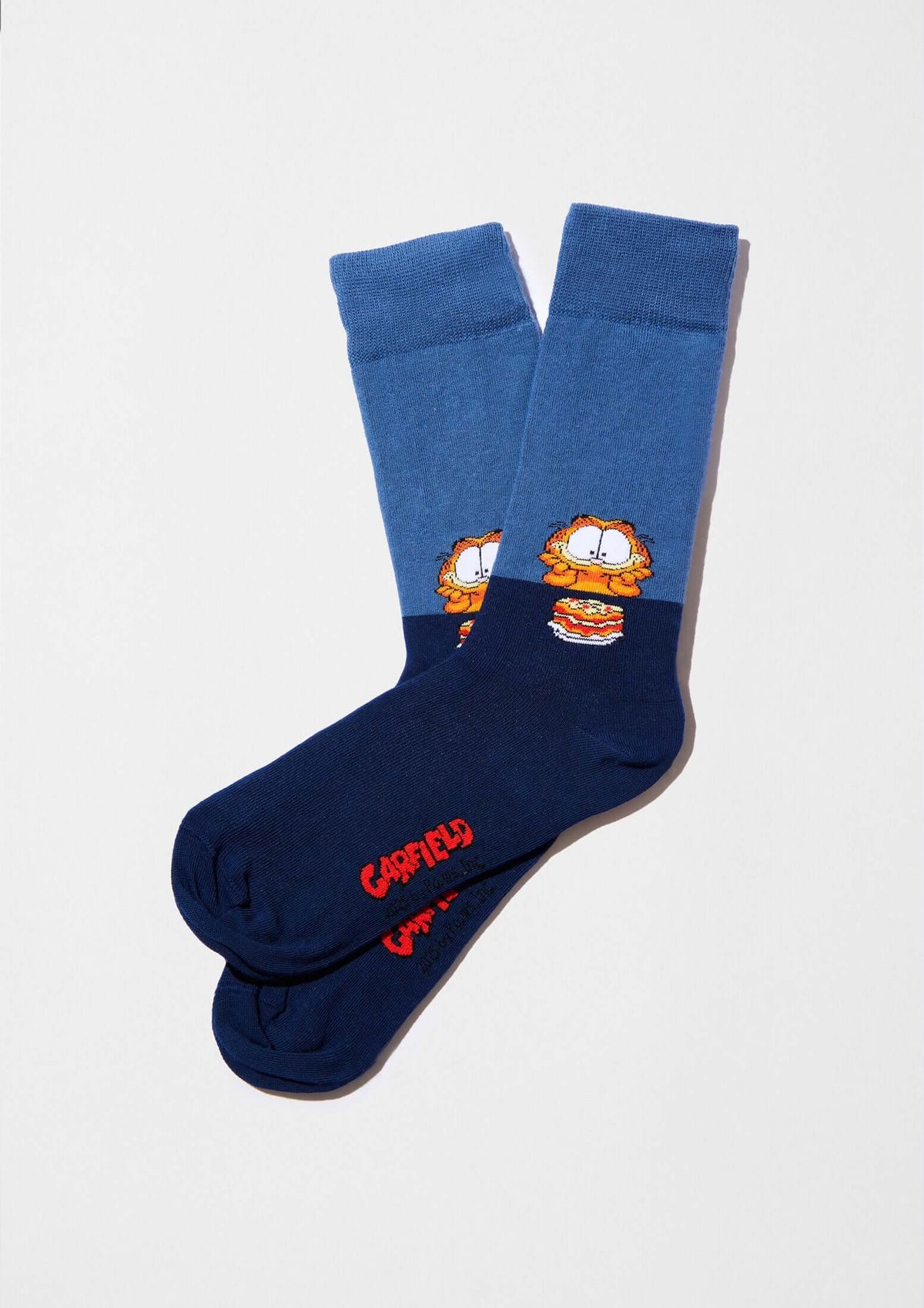 BeGarfield Lasagna, calcetines tobilleros en azul con diseño de Garfield sobre lasaña y colores block.