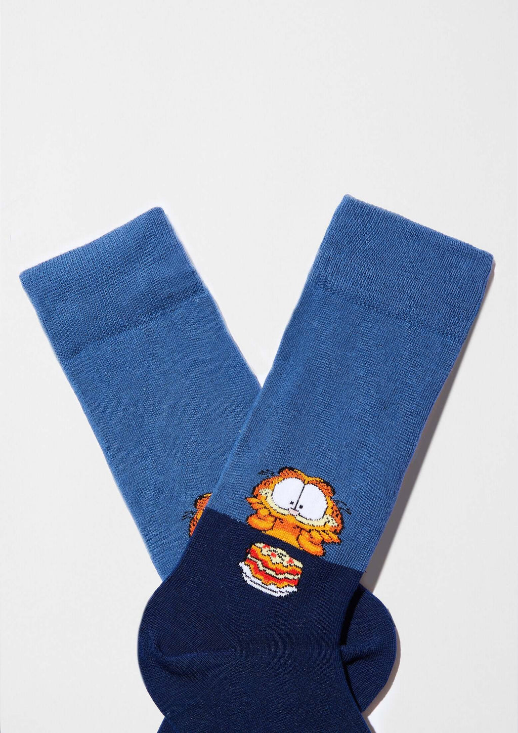 Calcetines BeGarfield Lasagna en dos tonos de azul con Garfield sobre una lasaña, diseño tobillero.